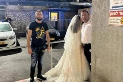 Pengantin wanita Palestin (tengah) yang namanya tidak didedahkan telah dibebaskan pada Ahad lalu di Israel. - Foto Arab48