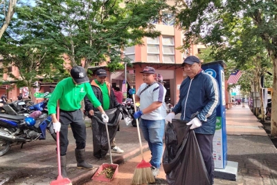 Pekerja pembersihan membersihkan sekitar pasar pada Program Local Agenda 21, Program Gotong Royong Zon Bersih Indah Ceria Pasar Siti Khadijah pada Selasa.