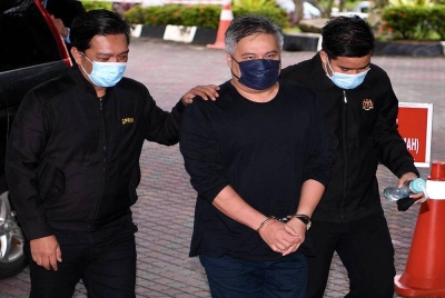 Mazlan (tengah) mengaku tidak bersalah di Mahkamah Sesyen pada Isnin atas pertuduhan menggunakan jawatannya untuk mencadangkan lantikan terus sebuah syarikat bagi kontrak bernilai lebih RM1.7 juta pada Mac 2020. - Foto Bernama