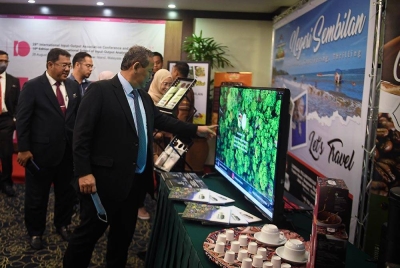 Aminuddin (depan) melawat pameran IIOA selepas merasmikan persidangan tersebut di Langkawi pada Selasa. - Foto Bernama