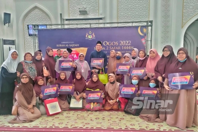 Dr. Muhammad Arif (tengah) bersama sebahagian peserta yang menyertai #QuranHour di Masjid Al Sultan Abdulla, Masjid Tanah pada Selasa.