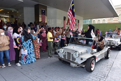 Tengku Ahmad Badli bersama kakitangan Agrobank pada majlis simbolik pelepasan kontinjen Agrobank yang akan menyertai acara perbarisan dan perarakan sempena sambutan Hari Kebangsaan 2022 pada 31 Ogos.