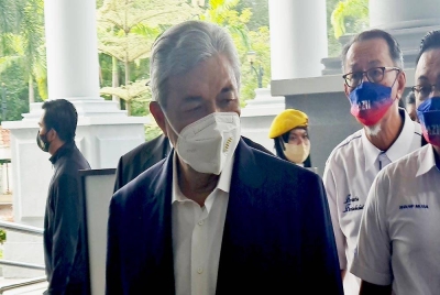 Ahmad Zahid (kiri) hadir di Mahkamah Tinggi Kuala Lumpur bagi menghadapi perbicaraan kes pecah amanah, rasuah dan pengubahan wang haram pada Selasa.