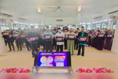 Depan dari kanan, Md Abdu, Muhammad Uwais Qarni, Dr Zulkifle,Mohd Khalil dan Setiausaha Sekretariat Rumah Ngaji Pahang, Mohd Rozamli Mohd Rozak bersama para peserta Program Malaysia #QuranHour Peringkat Negeri Pahang di Masjid MTNP pada Selasa.