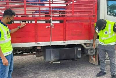 Lori yang diubahsuai disyaki untuk tujuan penyeludupan diesel. - Foto KPDNHEP