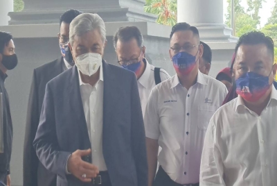 Ahmad Zahid (kiri) hadir di Mahkamah Tinggi di sini pada Selasa.