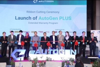 Alexander (enam dari kiri) menyempurnakan pelancaran AutoGen Plus di Hotel Berjaya Times Square pada Selasa.