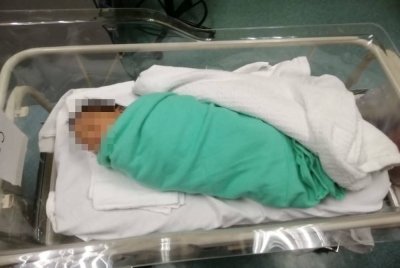 Alisya yang ditemui orang awam di sofa hadapan kedai makan.