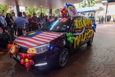 Kenderaan seorang petugas Pertubuhan Berita Nasional Malaysia (Bernama) yang dihiasi dengan Jalur Gemilang pada sambutan Hari Kebangsaan 2022 peringkat Bernama di Wisma Bernama.