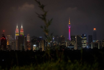 Menara Berkembar Kuala Lumpur (KLCC) dan Menara Kuala Lumpur (KL Tower) diterangi dengan cahaya warna Jalur Gemilang bersempena sambutan Hari Kebangsaan 2022 pada tinjauan hari ini.