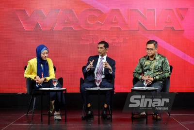 Jahaberdeen (tengah), Mohd Mursyid (kiri) dan Nani Roslan pada program Wacana Sinar edisi ke-363 bertajuk 'Merdeka Bukan Hanya Slogan' yang berlangsung di Studio Sinar Harian Kumpulan Media Karangkraf pada malam Selasa. - Foto SINAR HARIAN/ASRIL ASWANDI SHUKOR.