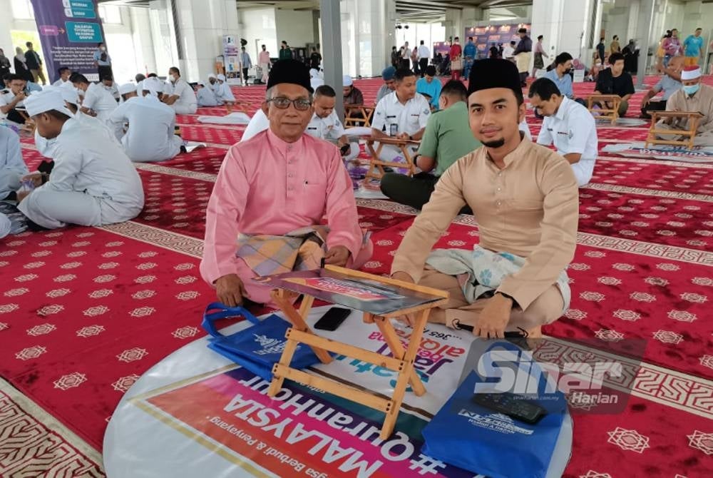 Peserta, Hamidi A Hasan, 60, (kiri).