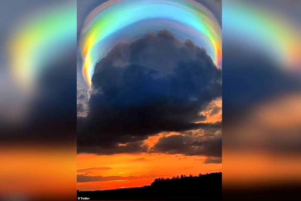 Pelangi yang berbentuk pelik di langit Pulau Hainan telah tular di laman sosial. - Foto Twitter