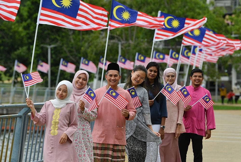 Kemeriahan sambutan Hari Kebangsaan ke-65 dapat dirasai seluruh Keluarga Malaysia dengan kibaran megah Jalur Gemilang. - Foto Bernama