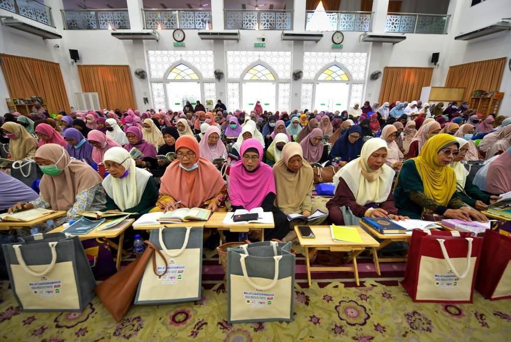 Pemilihan surah Al-Sajdah pada program Malaysia #QuranHour 2022 disifatkan amat tepat dan dekat di hati masyarakat Malaysia pada ketika ini.- Foto Bernama.