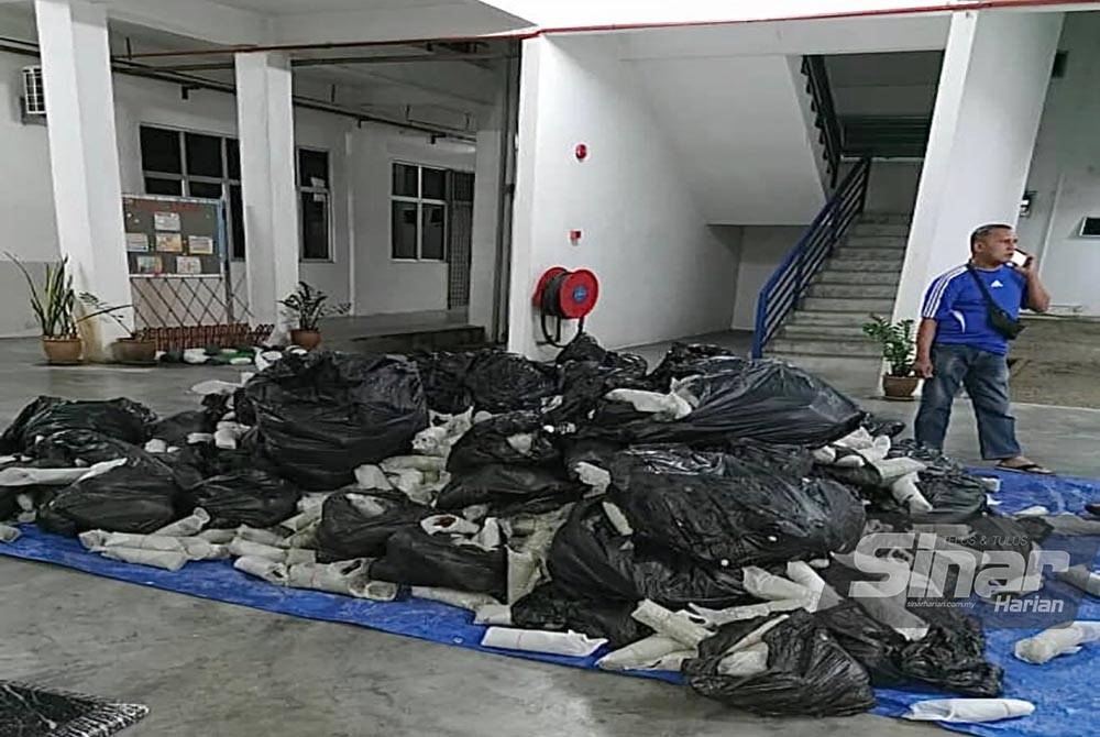 Timbunan daun ketum dipercayai untuk kegunaan tempatan.