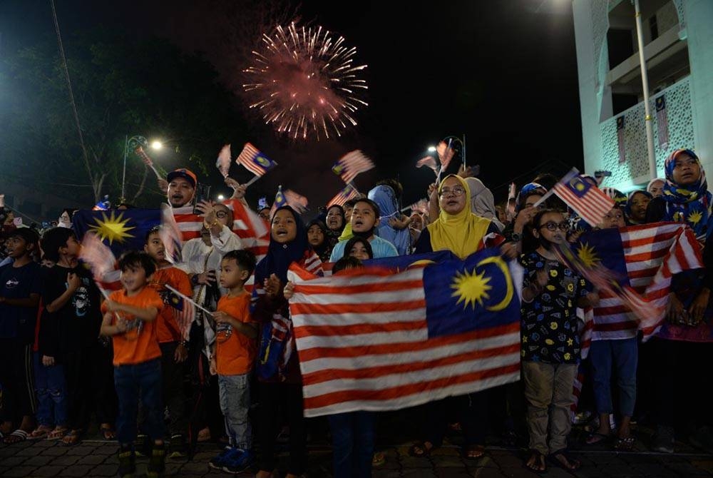 Hampir 15,000 penduduk Kedah memeriahkan Majlis Ambang Merdeka Hari Kebangsaan ke 65 di Dataran Pekan Rabu, di sini, pada Selasa.