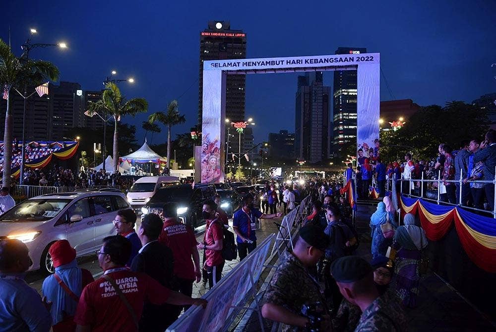 Orang ramai mula memenuhi Dataran Merdeka seawal jam 6 pagi tadi bagi menyaksikan acara perbarisan dan perarakan sambutan Hari Kebangsaan 2022. - Foto Bernama