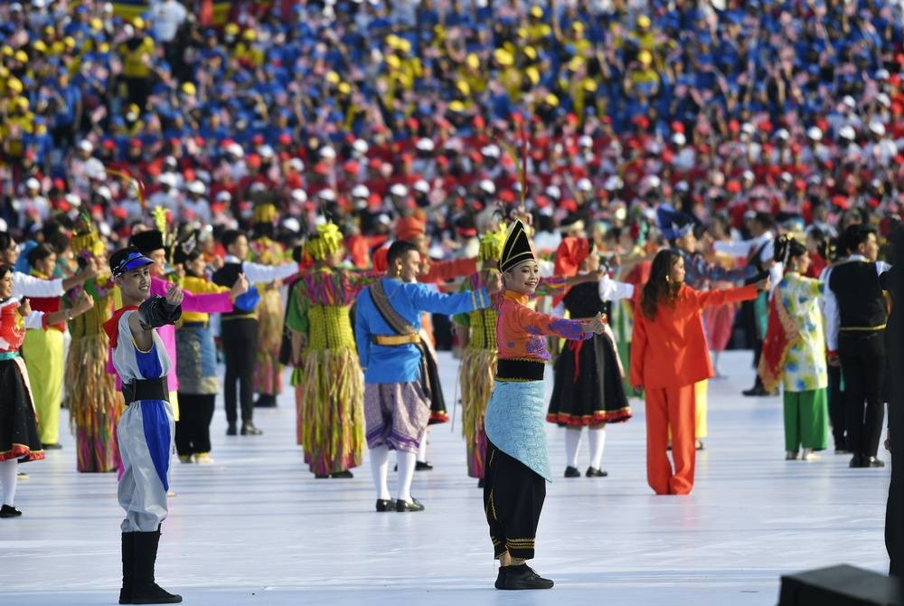 Seramai 600 pelajar dari 24 sekolah sekitar negeri Selangor melakukan pergerakan formasi sempena sambutan Hari Kebangsaan 2022 di Dataran Merdeka pada Rabu. - Foto Bernama