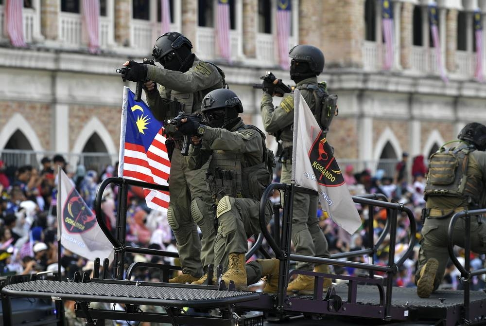 Kontinjen 69 Komando Polis Diraja Malaysia (PDRM) dianggotai 27 pegawai dan anggota diketuai Asisten Superintendan Firdaus Murasit mengambil bahagian dalam acara perbarisan dan perarakan sempena sambutan Hari Kebangsaan 2022 di Dataran Merdeka pada Rabu. - Foto Bernama