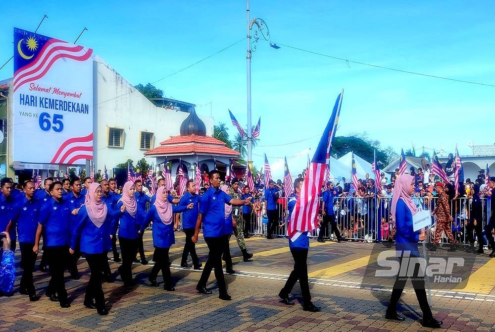Pasukan Majlis Daerah Padang Terap melakukan perbarisan melintasi pentas khas pada Istiadat Perbarisan dan Perarakan sempena Sambutan Hari Kebangsaan ke-65 Peringkat Negeri Kedah di Dataran Medan Bandar pada Rabu.