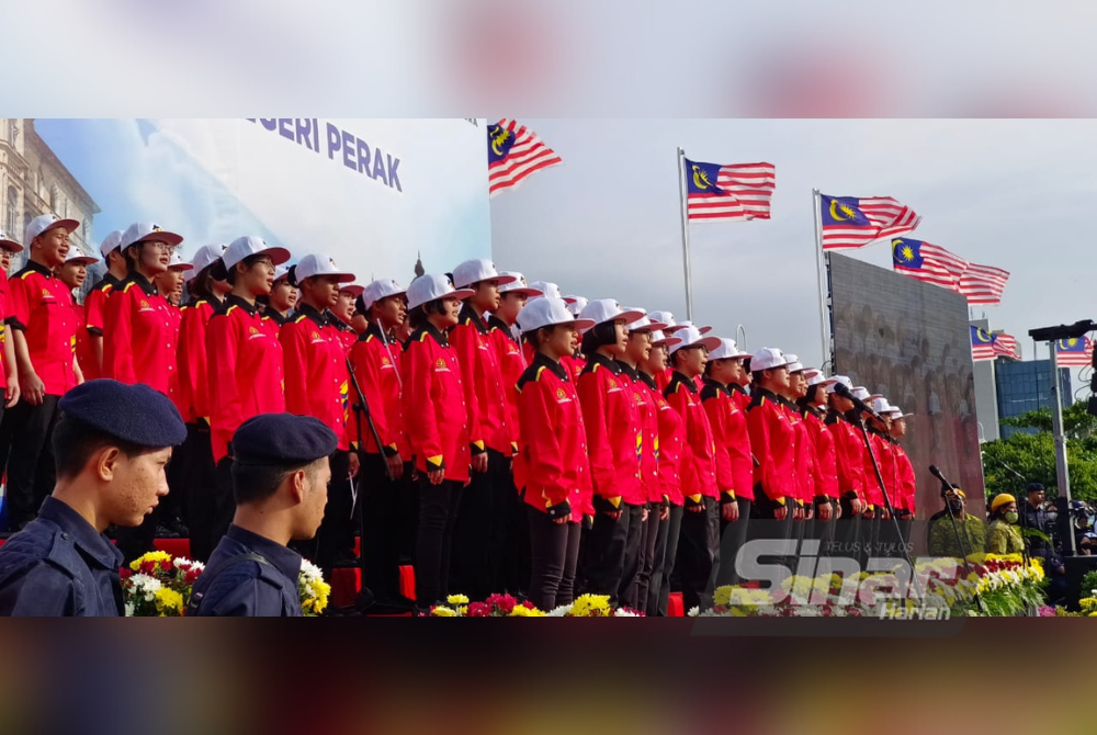 Acara sambutan diserikan dengan persembahan koir gabungan tiga sekolah.