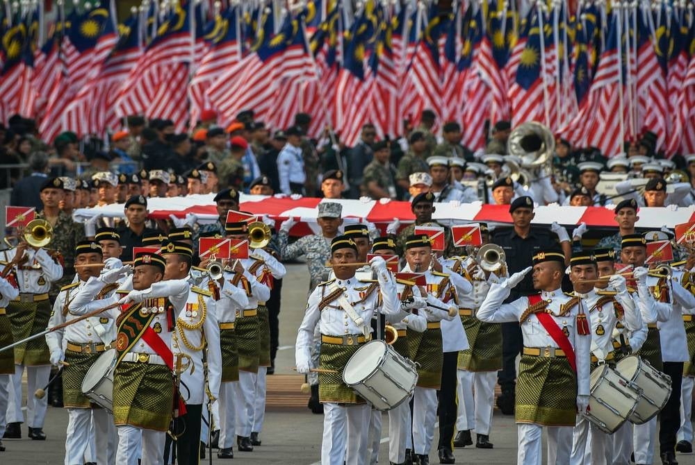 Perbarisan dan perarakan pancaragam Pusat Latihan Muzik Tentera Darat membawa bersama Jalur Gemilang pada sambutan Hari Kebangsaan 2022 di Dataran Merdeka pada Rabu. - Foto Bernama