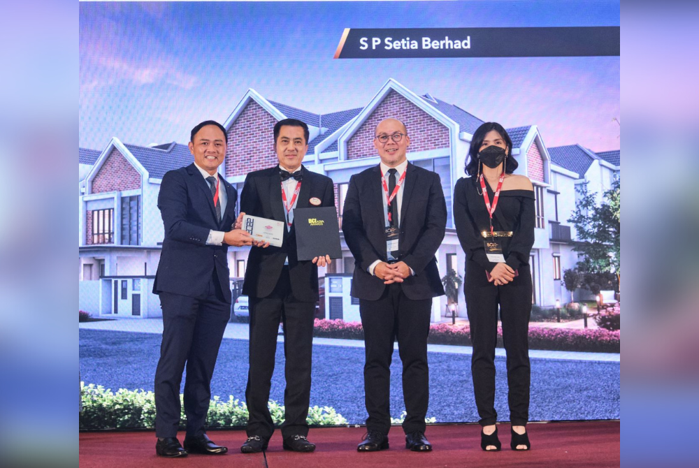 Hon Lim (dua dari kiri) menerima anugerah 10 Pemaju Terbaik di Asia pada majlis anugerah BCI Asia Awards 2022 yang diadakan di Hotel Mandarin Oriental di sini pada 25 Ogos lalu.