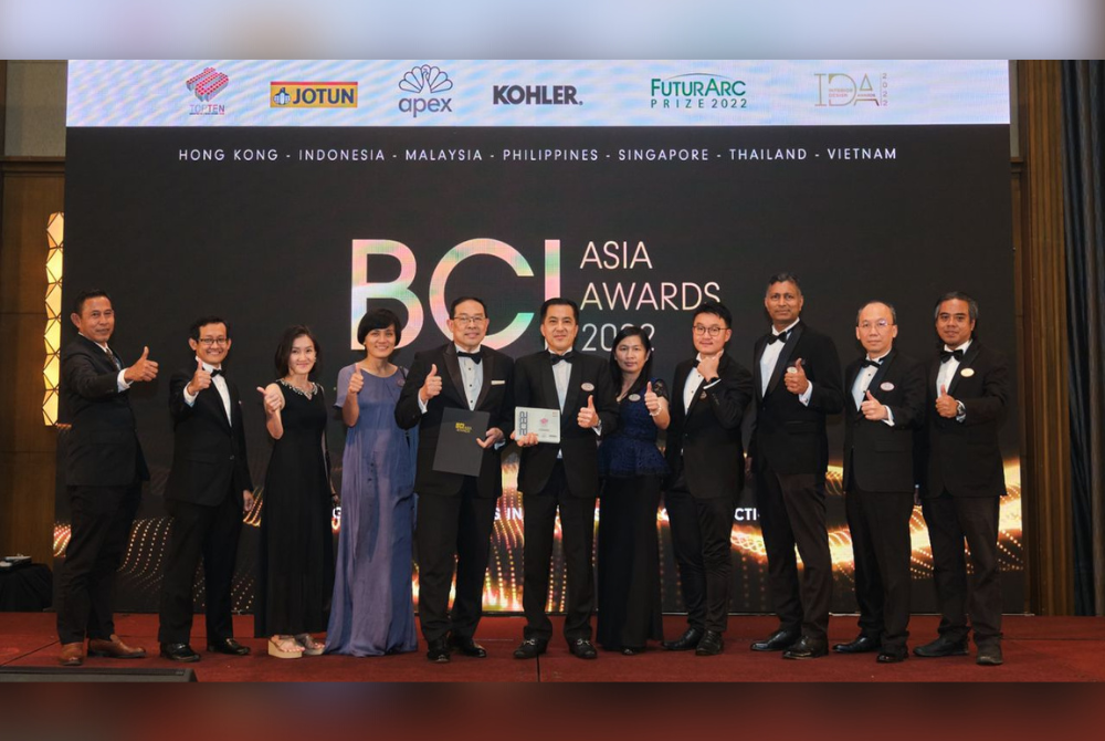 Hon Lim (enam dari kiri) menerima anugerah 10 Pemaju Terbaik di Asia pada majlis anugerah BCI Asia Awards 2022 yang diadakan di Hotel Mandarin Oriental di sini pada 25 Ogos lalu.