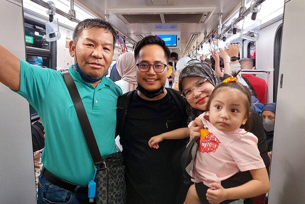 Amirul Fasli, 30, bersama isterinya Atikah Yunus, 28, turut membawa anak perempuannya berusia empat tahun serta bapa mentua (bapa Atikah) yang berasal dari Samarahan, Sarawak