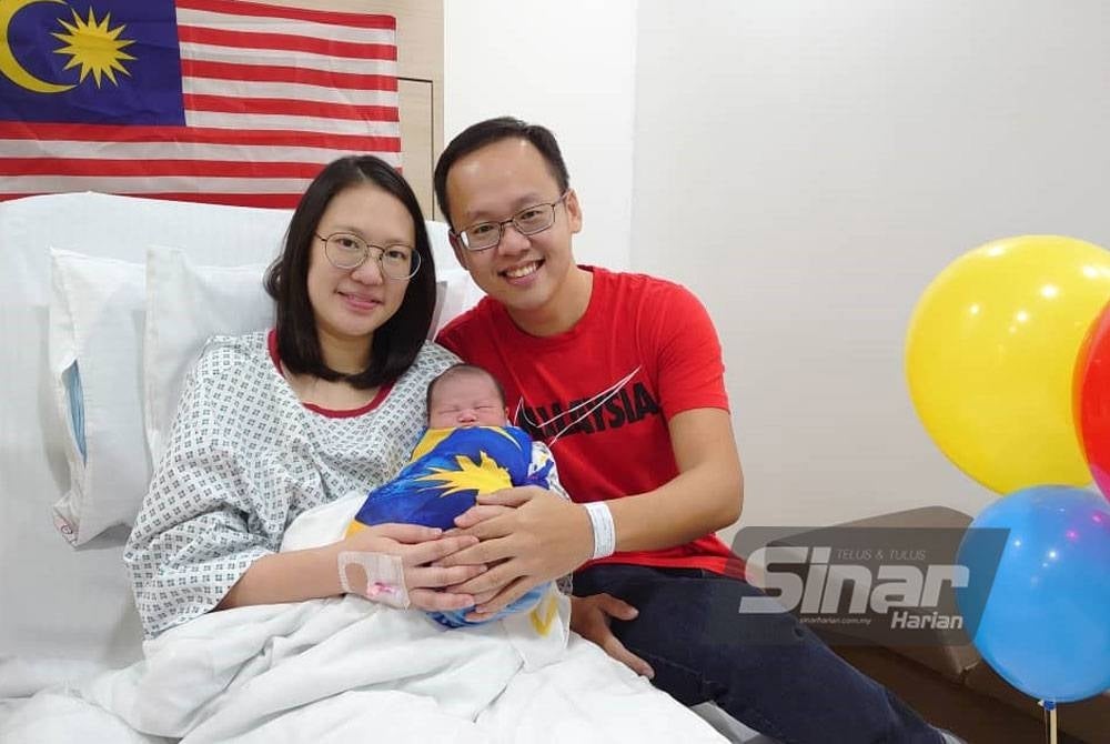 Chin Siang (kanan) bersama isterinya, Kan Cun Xi teruja menyambut cahaya mata kedua mereka pada tarikh 31 Ogos di Hospital Pakar KPJ Bandar Dato' Onn, Johor Bahru pada Rabu.