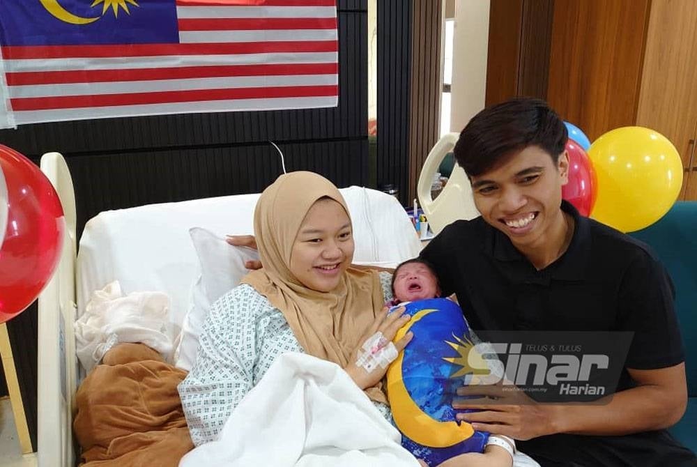 Zainul Muttaqim bersama Nurul Natasyafiena gembira menyambut cahaya mata pertama mereka pada tarikh 31 Ogos.
