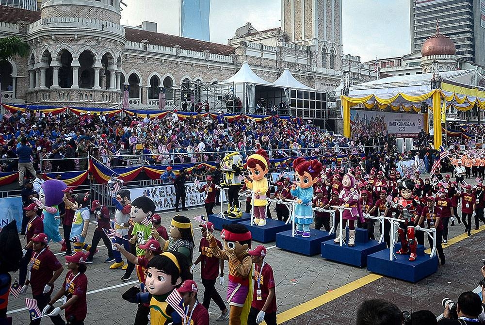 Kontinjen MDEC bersama Maskot animasi Didi&Friends, BoboiBoy dan Ejen Ali ketika acara perbarisan dan perarakan sempena sambutan Hari Kebangsaan 2022 di Dataran Merdeka pada Rabu. - Foto Bernama