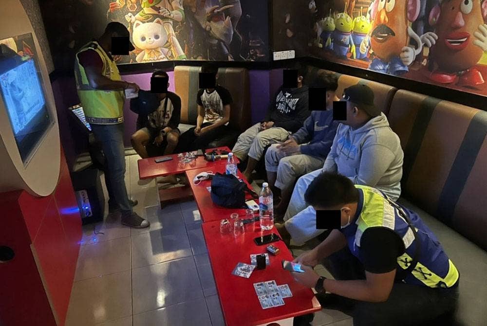 Seramai 25 individu terdiri daripada 21 lelaki dan empat wanita warga tempatan ditahan atas pelbagai kesalahan menerusi Op Ambang Merdeka Kontinjen Johor.