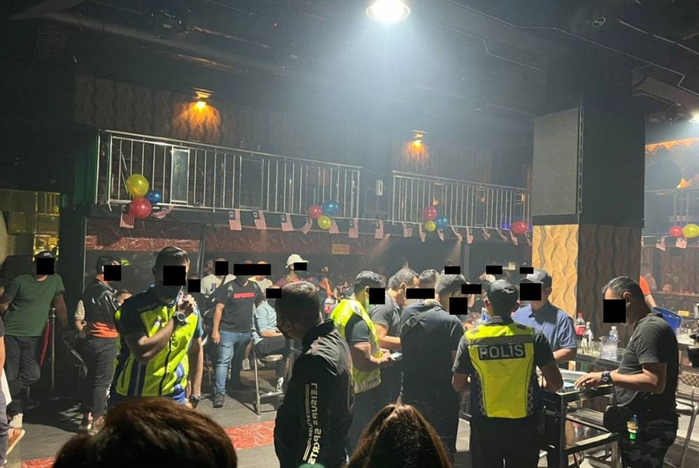 Serbuan dilakukan polis di sebuah premis hiburan dalam Op Ambang Merdeka Kontinjen Johor yang diadakan seluruh negeri dari 8 pagi Selasa hingga 8 pagi Rabu.
