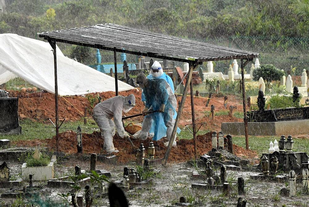 Jenazah empat beranak Mohamad Suti Yahaya, 39, isterinya, Siti Jamaliah Mohd Yatim, 27, anak mereka Nur Firman Hadi Abdul Rahman, 5, dan Nurfatihah Jannah berusia sembilan bulan yang maut dalam kemalangan di Jalan Kampung Semanggar Dalam di sini semalam selamat dikebumikan di Tanah Perkuburan Islam Felda Pasir Raja petang ini. - Foto Bernama