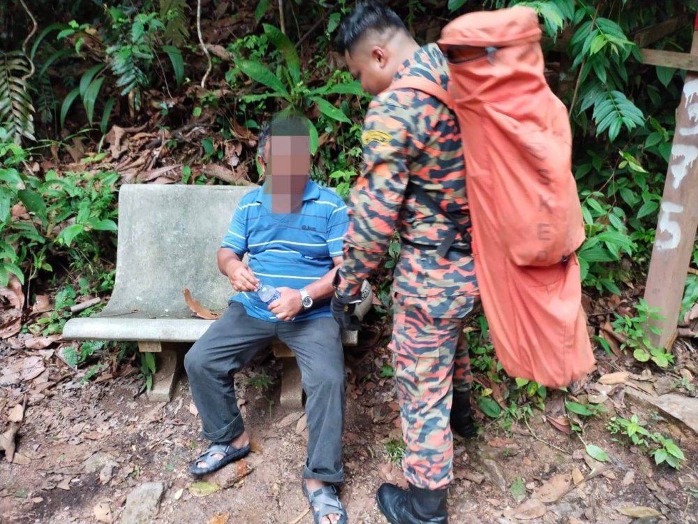 Lelaki terbabit yang berusia 60-an dikatakan ke gunung berkenaan seorang diri untuk aktiviti mendaki sebelum mengalami kesukaran bernafas.