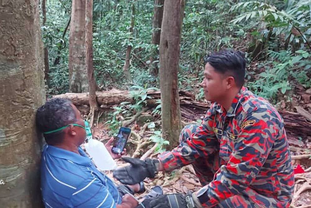 Anggota bomba membantu seorang warga emas yang mengalami sesak nafas semasa mendaki Gunung Lambak di Kluang, pada Rabu