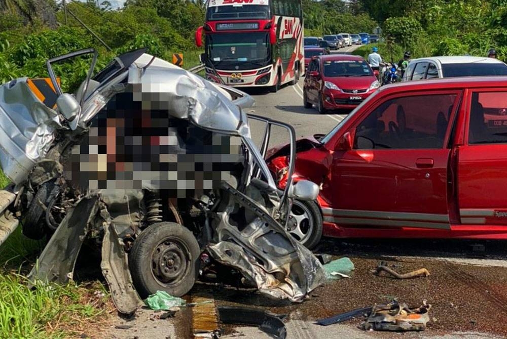 Seorang peniaga maut selepas kereta yang dipandunya bertembung dengan bas di Kilometer 71 Jalan Kota Bharu-Gua Musang di Kuala Krai pada Rabu.