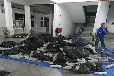 Timbunan daun ketum dipercayai untuk kegunaan tempatan.