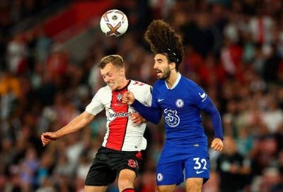 Antara aksi perlawanan Chelsea menentang Southampton di Stadium St Mary.