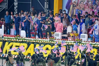 Reaksi ceria Yang di-Pertuan Agong Al-Sultan Abdullah Ri'ayatuddin Al-Mustafa Billah Shah bersama Raja Permaisuri Agong Tunku Hajah Azizah Aminah Maimunah Iskandariah ketika berkenan menyaksikan perarakan sempena sambutan Hari Kebangsaan 2022 di Dataran Merdeka pada Rabu. - Foto Bernama