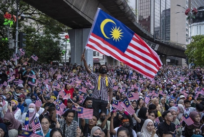 Suasana orang ramai membanjiri pekarangan Dataran Merdeka yang pada sambutan Hari Kebangsaan 2022 hari ini. - Foto Bernama
