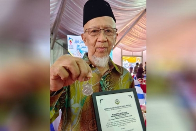 Ahmad menunjukkan penghargaan yang diterima daripada Raja Thailand selepas berjaya menawan komunis di Pattani pada tahun 1969.