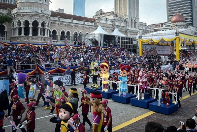 Kontinjen MDEC bersama Maskot animasi Didi&Friends, BoboiBoy dan Ejen Ali ketika acara perbarisan dan perarakan sempena sambutan Hari Kebangsaan 2022 di Dataran Merdeka pada Rabu. - Foto Bernama