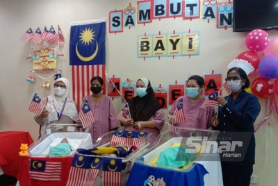 Zaleha (kiri) bersama ibu dan 'bayi merdeka' yang lahir di HTJS.