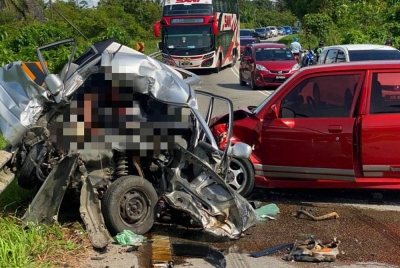 Seorang peniaga maut selepas kereta yang dipandunya bertembung dengan bas di Kilometer 71 Jalan Kota Bharu-Gua Musang di Kuala Krai pada Rabu.