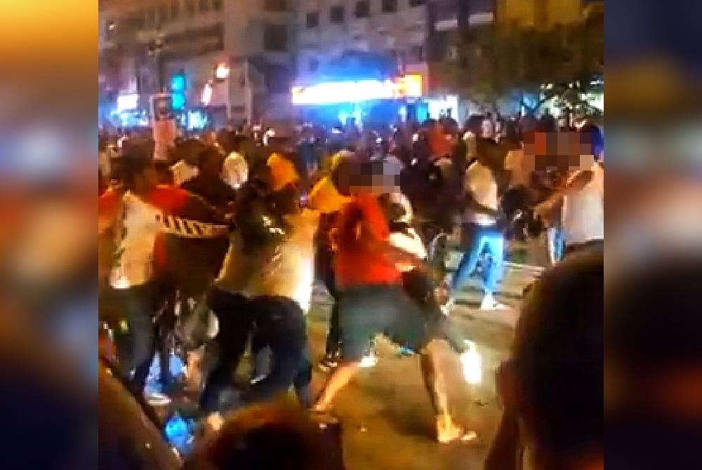 Tangkapan layar kilp video yang memaparkan prrgaduan sekumpulan lelaki bergaduh di tepi jalan bandar Mentakab
