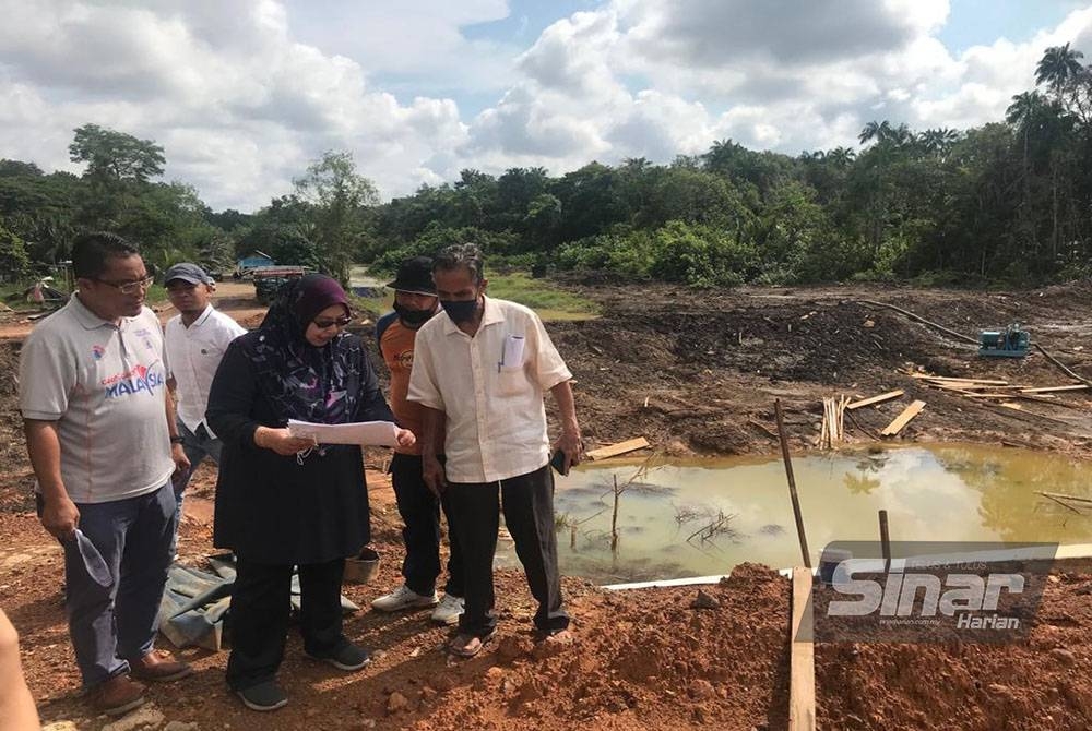 Fuziah bersama penduduk melawat projek RTB Bunut Rendang yang masih dalam proses pembinaan pada Khamis.
