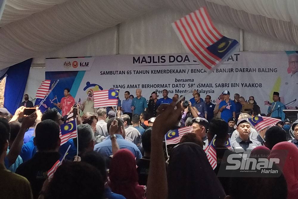 Rakyat Baling yang hadir pada Majlis Doa Selamat sempena Sambutan 65 Tahun Kemerdekaan dan Bencana Banjir Daerah Baling di Kampung Teluk Durian, Kupang pada Khamis.